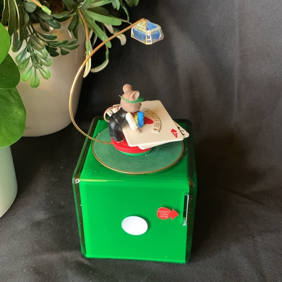 Vintage Enesco 1997 21 Fun Mice ‘n’ Dice Casino mini action musical music box - Picture 9 of 16